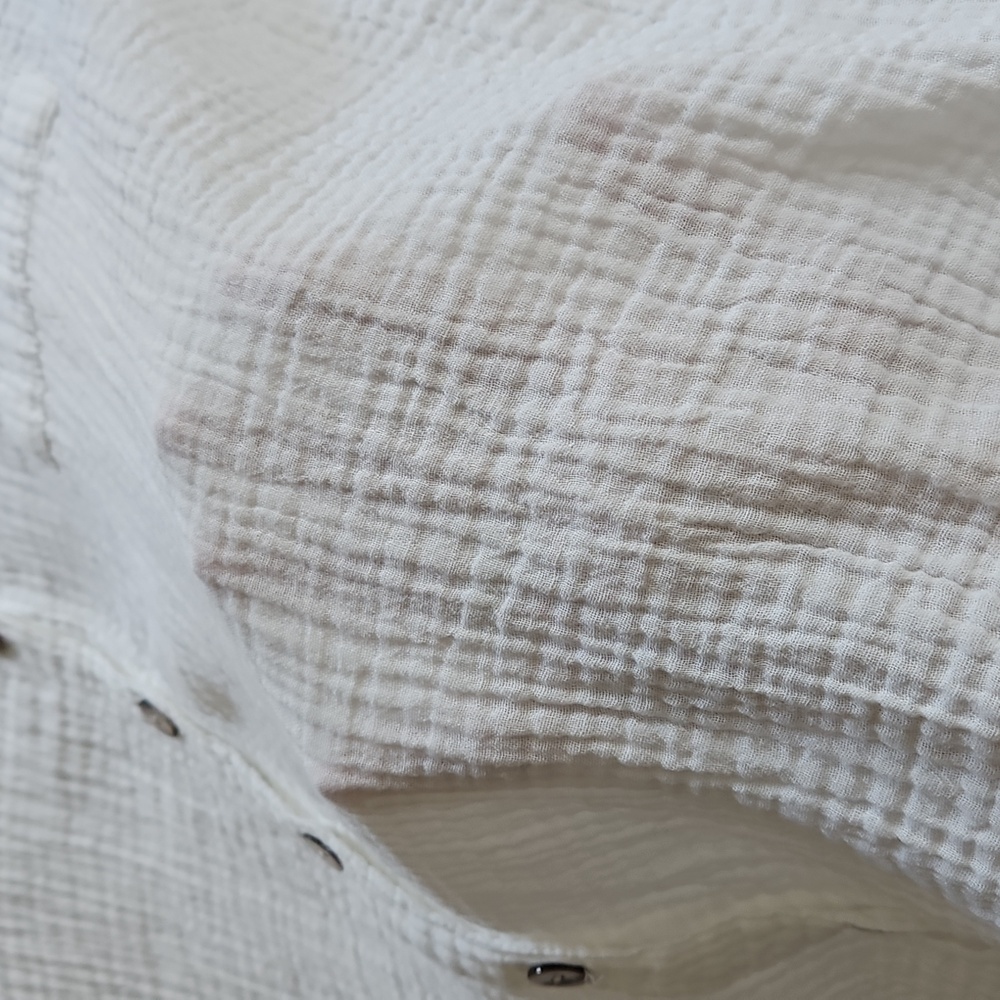 Women's Gauze-like Shirt, 100% Cotton, Roll-up Sleeves, Pearlized Buttons. EUC - Picture 10 of 11